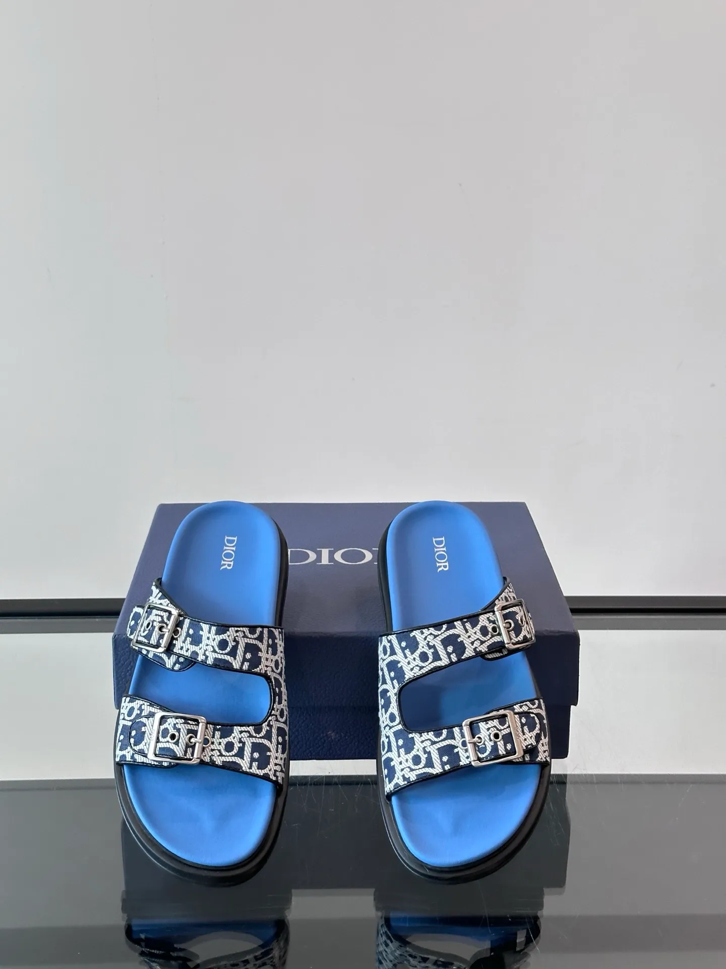 Factory price: 300💰Dior Aqua men's sandals and slippers. Showcasing Dior haute couture design. The Dior gray suede strap is accented with an aluminum Dior buckle for added style. Paired with a comfortable tonal notch sole, they pair easily with shorts or jeans for a sophisticated look. Main body: suede cow leather, technical fabric lining: cow leather, with adjustable straps, aluminum Dior buckle, Dior gray EVA insole, tonal notch rubber outsole splicing structure👌👌 size: 38-44 (45.46 customized)